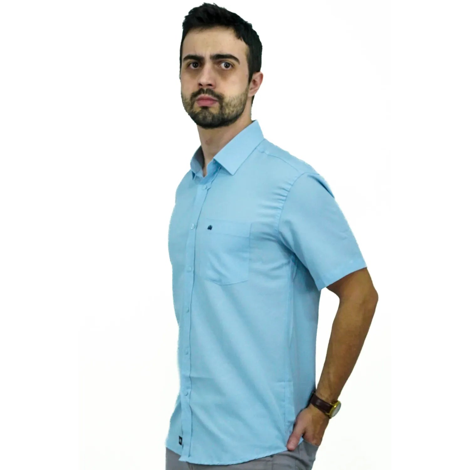 Camisa social masculina manga curta com bolso, na cor azul. Foto de modelo vestindo a camisa casual da marca Absinto Men.