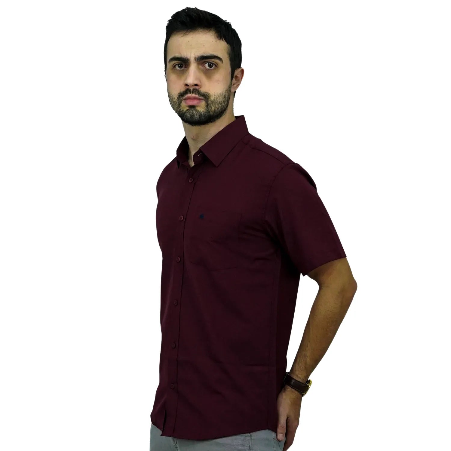 Camisa social masculina manga curta com bolso, na cor bordô. Foto de modelo vestindo a camisa casual da marca Absinto Men.