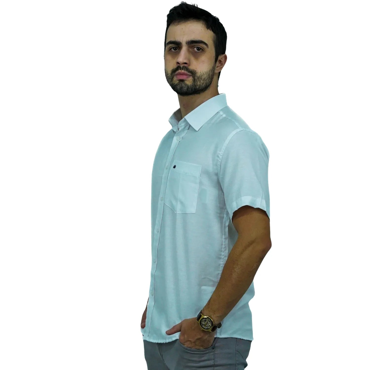 Camisa social masculina manga curta com bolso, na cor branca. Foto de modelo vestindo a camisa casual da marca Absinto Men.