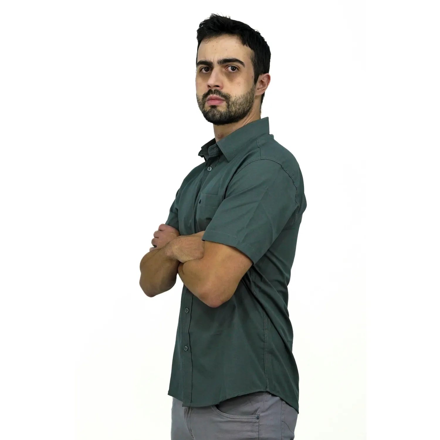 Camisa social masculina manga curta com bolso, na cor chumbo. Foto de modelo vestindo a camisa casual da marca Absinto Men.