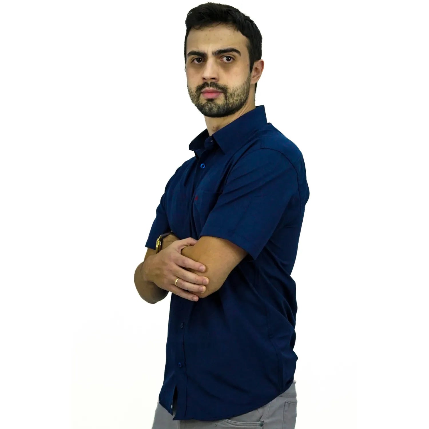 Camisa social masculina manga curta com bolso, na cor marinho. Foto de modelo vestindo a camisa casual da marca Absinto Men.