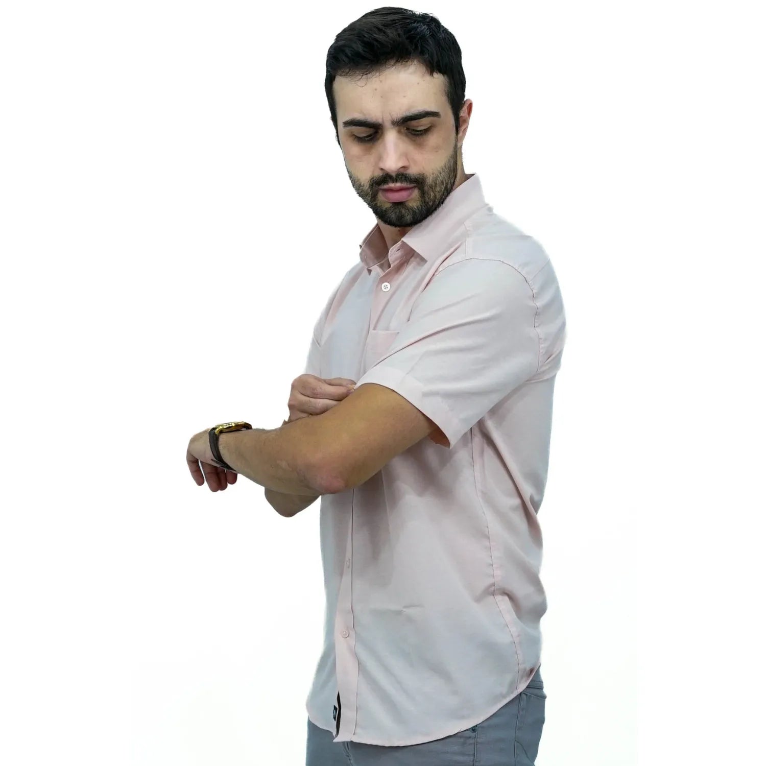 Camisa social masculina manga curta com bolso, na cor rosa. Foto de modelo vestindo a camisa casual da marca Absinto Men.