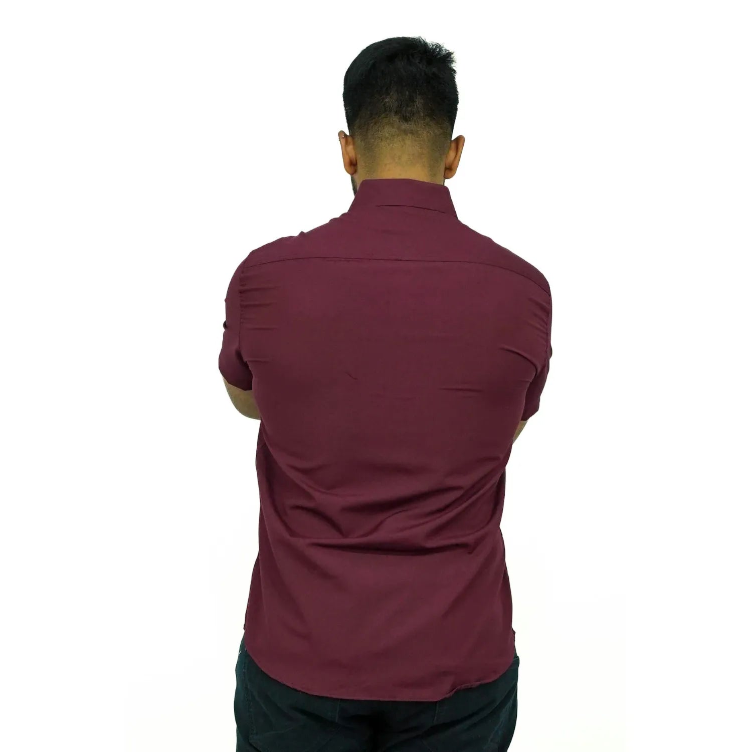 Camisa social masculina manga curta com logo bordado, na cor bordô. Foto de modelo vestindo a camisa casual da marca Absinto Men.