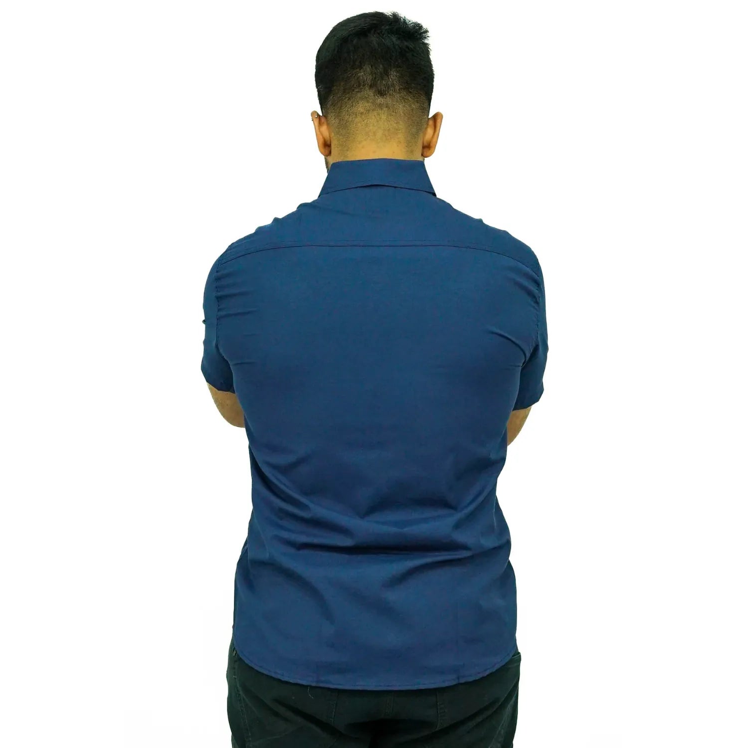 Camisa social masculina manga curta com logo bordado, na cor marinho. Foto de modelo vestindo a camisa casual da marca Absinto Men.