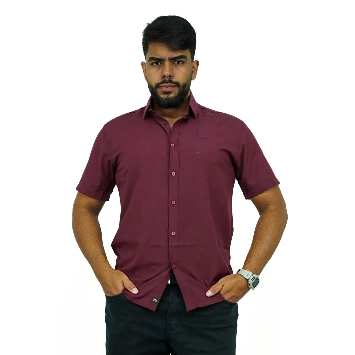Camisa social masculina manga curta com logo bordado, na cor bordô. Foto de modelo vestindo a camisa casual da marca Absinto Men.