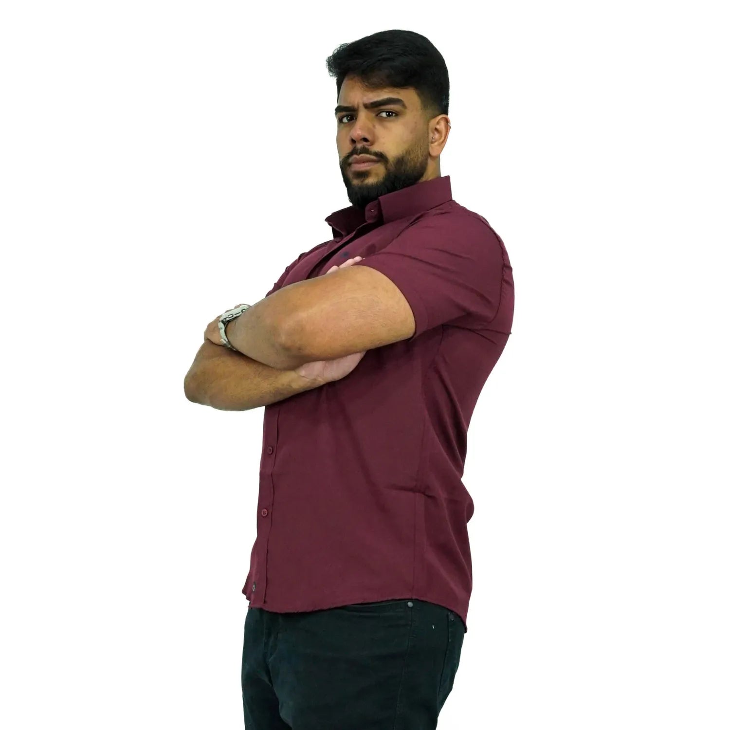 Camisa social masculina manga curta com logo bordado, na cor bordô. Foto de modelo vestindo a camisa casual da marca Absinto Men.