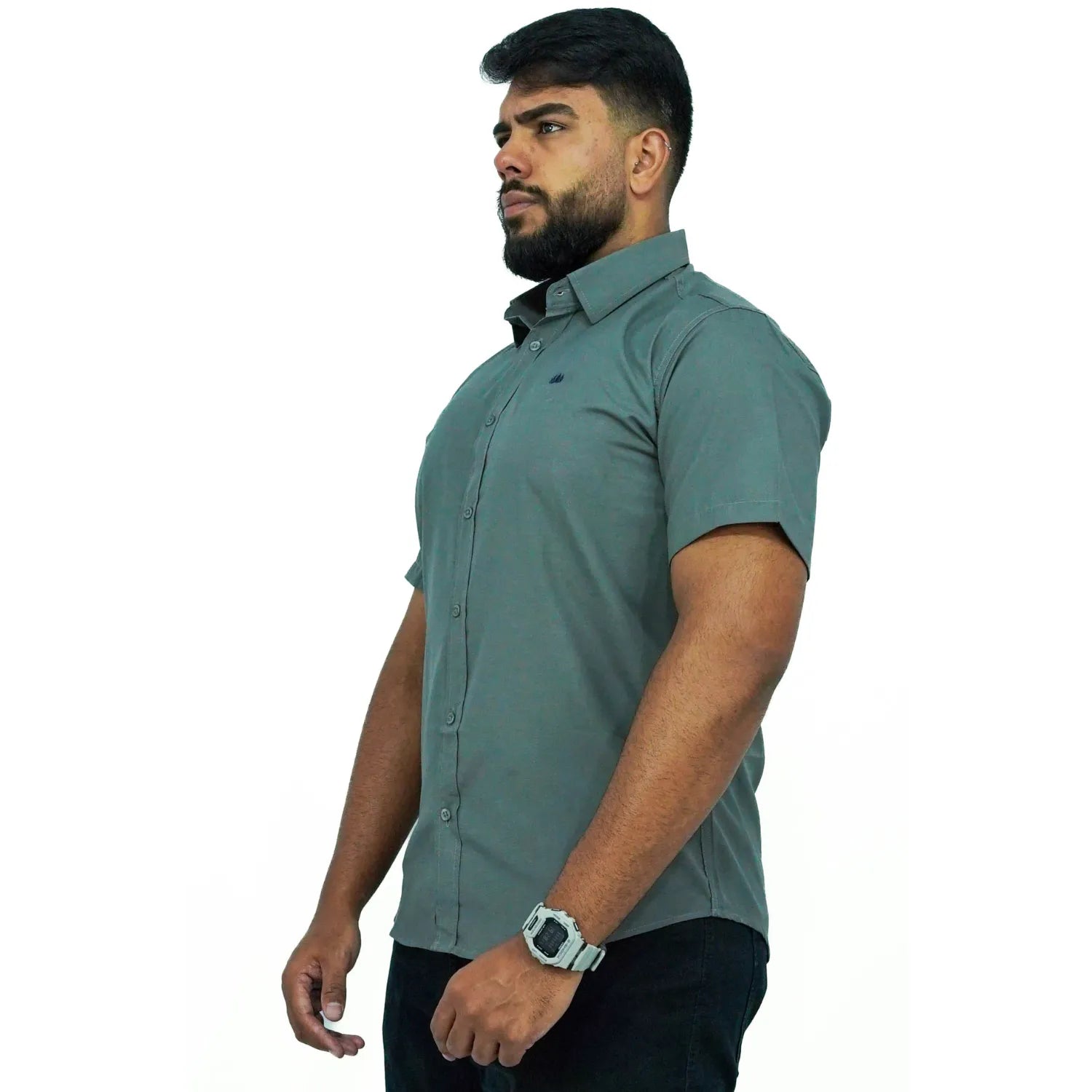 Camisa social masculina manga curta com logo bordado, na cor chumbo. Foto de modelo vestindo a camisa casual da marca Absinto Men.