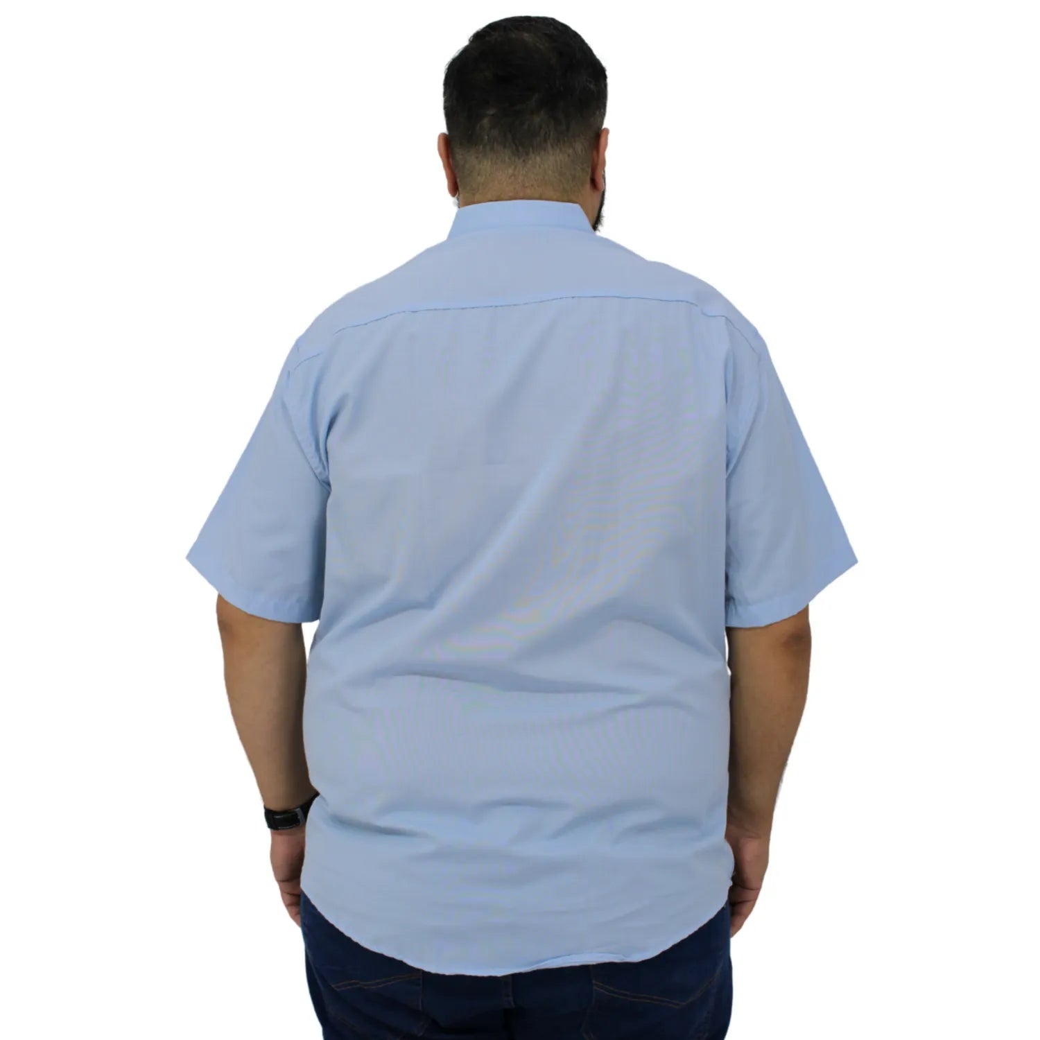 Camisa social masculina plus size de algodão, de manga curta e com bolso, na cor azul. Foto de modelo vestindo a camisa social da Absinto men.