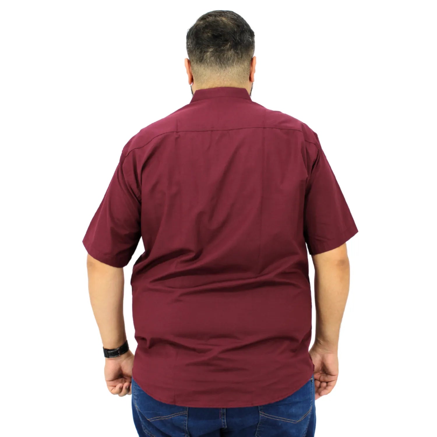 Camisa social masculina plus size de algodão, de manga curta e com bolso, na cor bordô. Foto de modelo vestindo a camisa social da Absinto men.