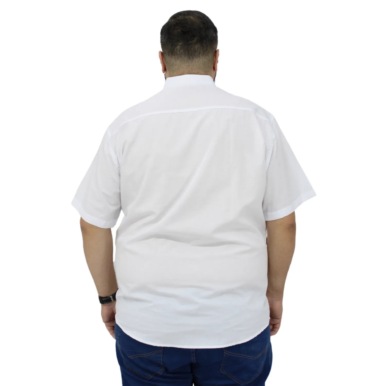 Camisa social masculina plus size de algodão, de manga curta e com bolso, na cor branca. Foto de modelo vestindo a camisa social da Absinto men.