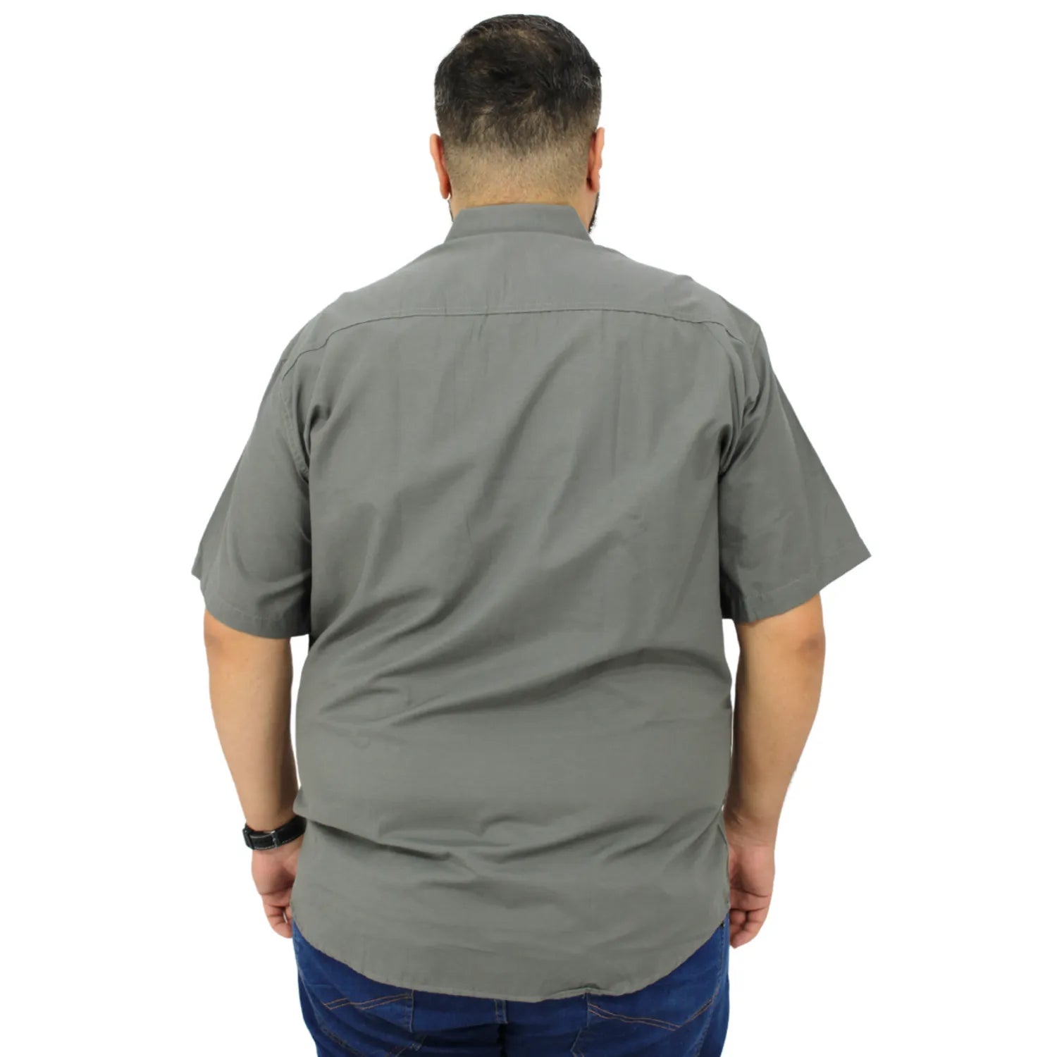 Camisa social masculina plus size de algodão, de manga curta e com bolso, na cor chumbo. Foto de modelo vestindo a camisa social da Absinto men.