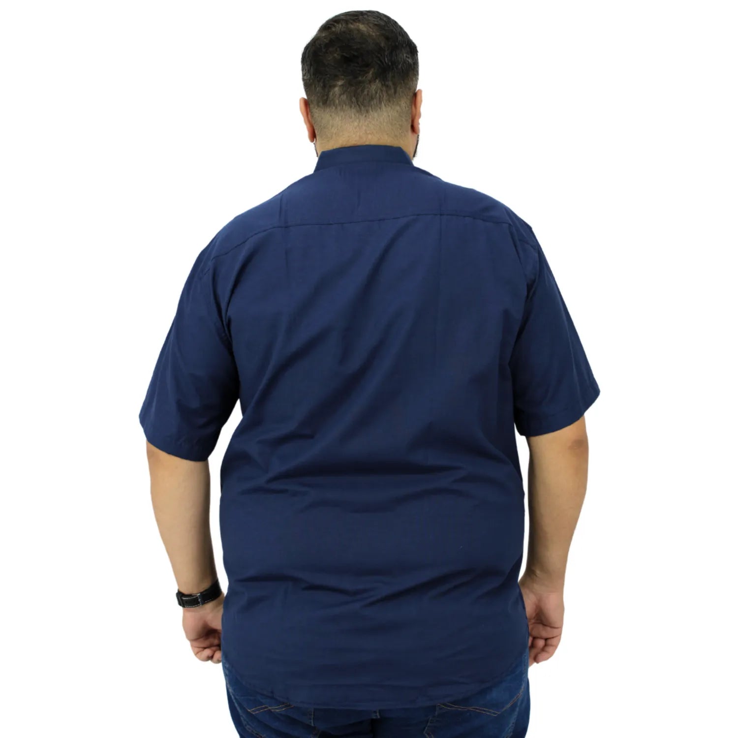 Camisa social masculina plus size de algodão, de manga curta e com bolso, na cor marinho. Foto de modelo vestindo a camisa social da Absinto men.