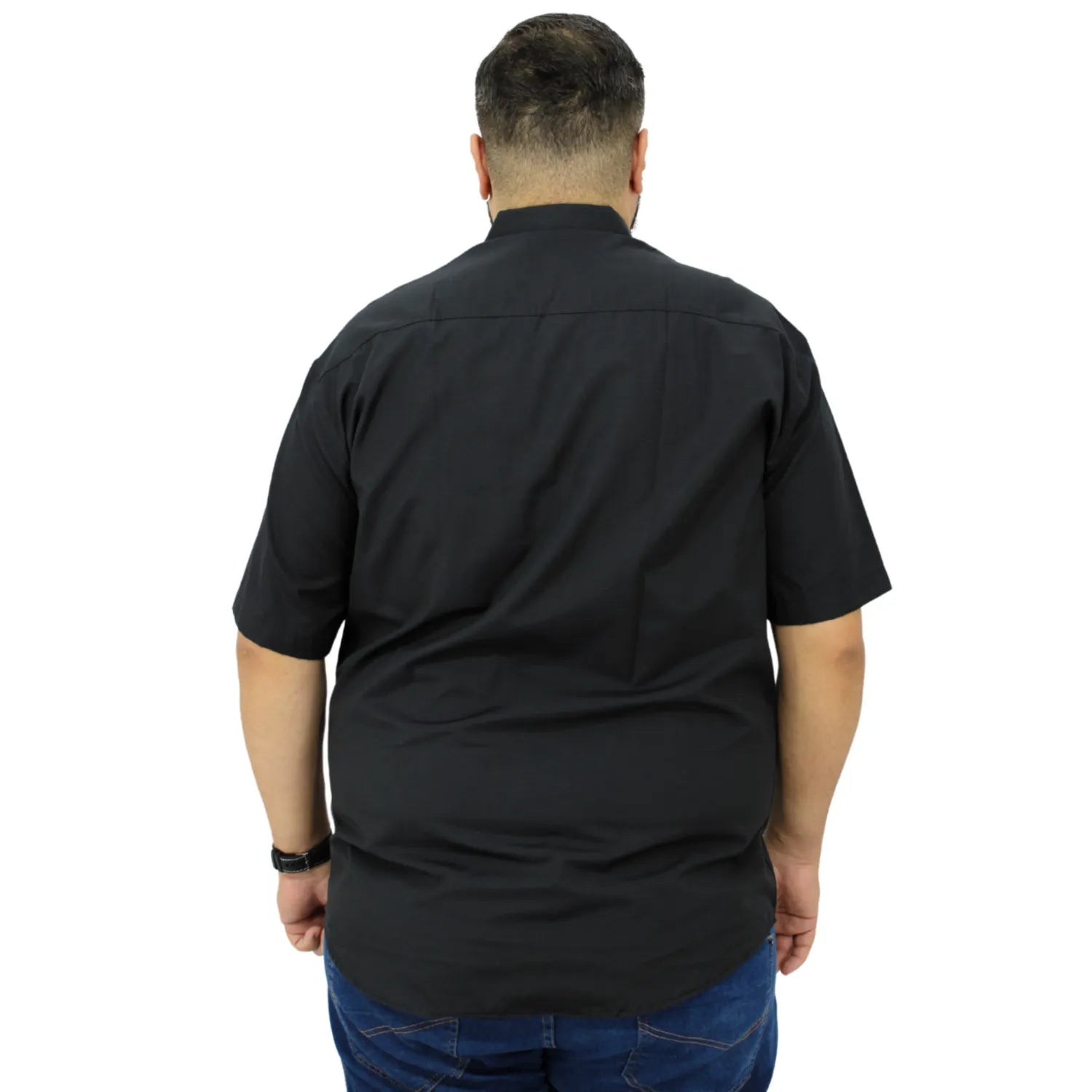 Camisa social masculina plus size de algodão, de manga curta e com bolso, na cor preta. Foto de modelo vestindo a camisa social da Absinto men.