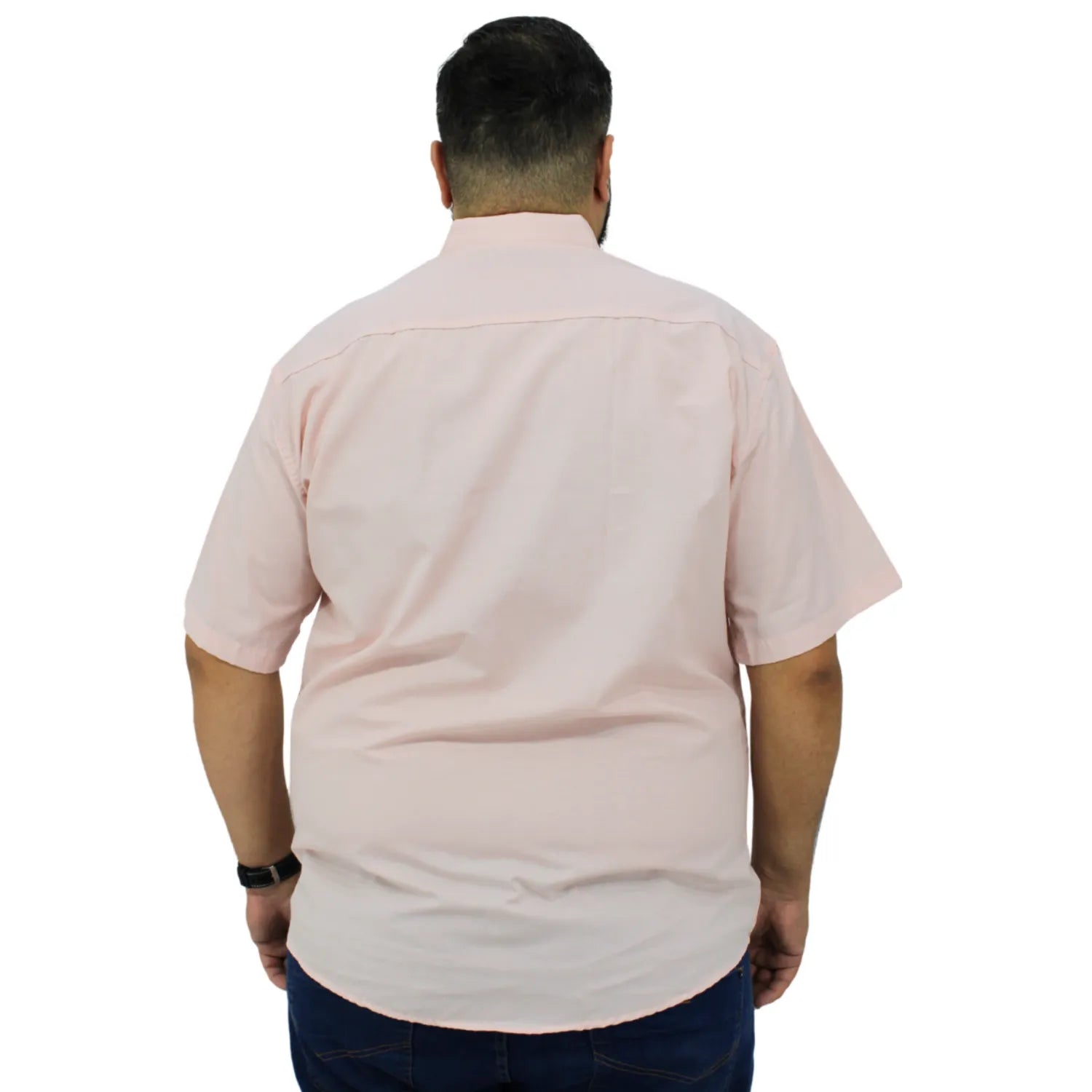Camisa social masculina plus size de algodão, de manga curta e com bolso, na cor rosa. Foto de modelo vestindo a camisa social da Absinto men.
