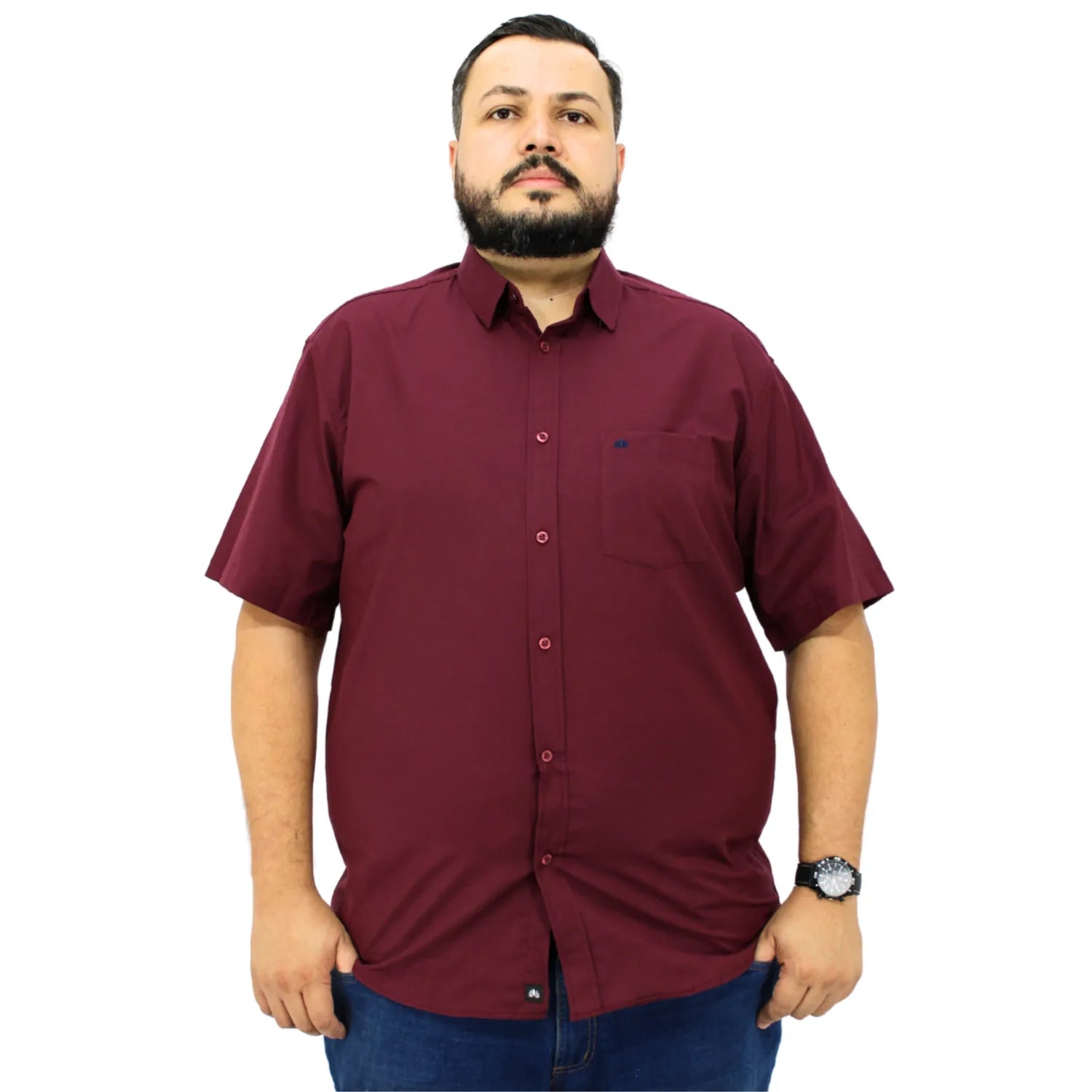 Camisa social masculina plus size de algodão, de manga curta e com bolso, na cor bordô. Foto de modelo vestindo a camisa social da Absinto men.