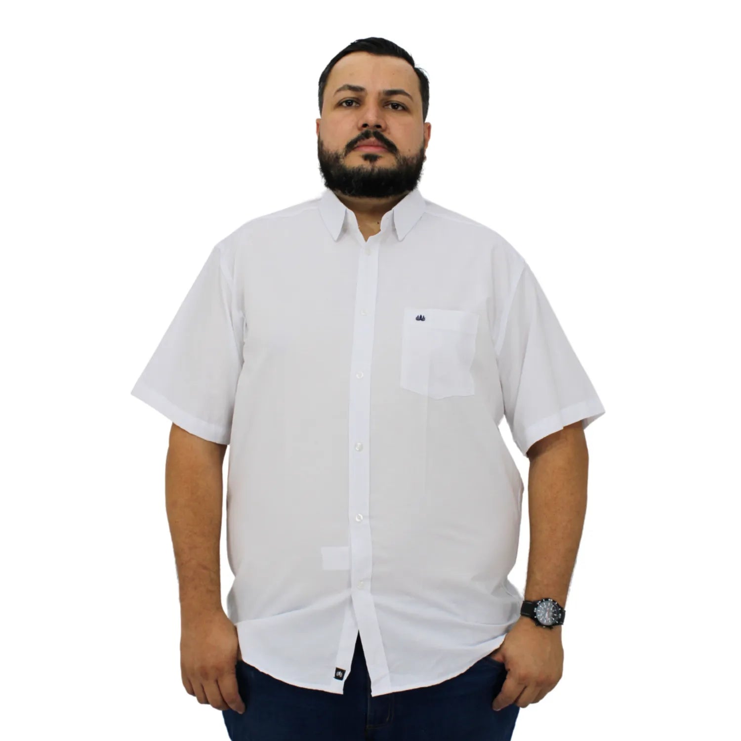 Camisa social masculina plus size de algodão, de manga curta e com bolso, na cor branca. Foto de modelo vestindo a camisa social da Absinto men.