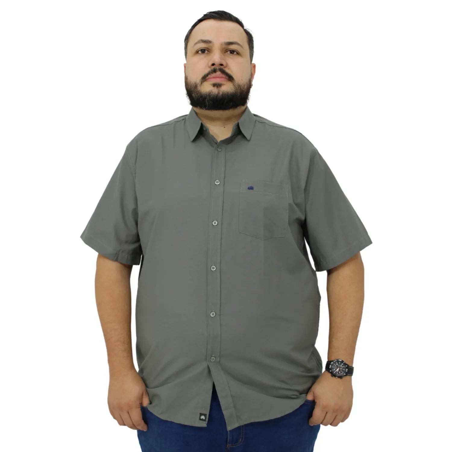 Camisa social masculina plus size de algodão, de manga curta e com bolso, na cor chumbo. Foto de modelo vestindo a camisa social da Absinto men.