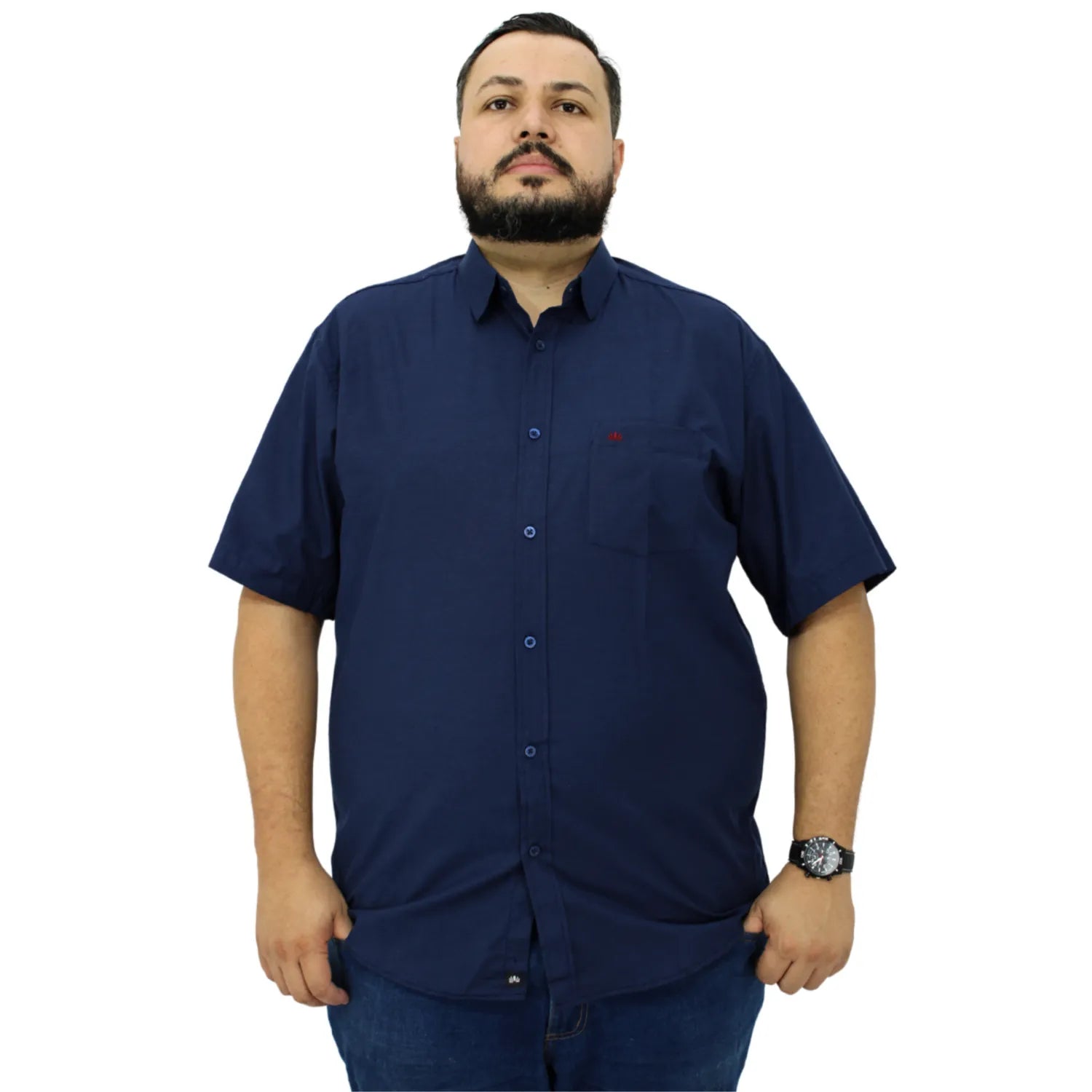 Camisa social masculina plus size de algodão, de manga curta e com bolso, na cor marinho. Foto de modelo vestindo a camisa social da Absinto men.