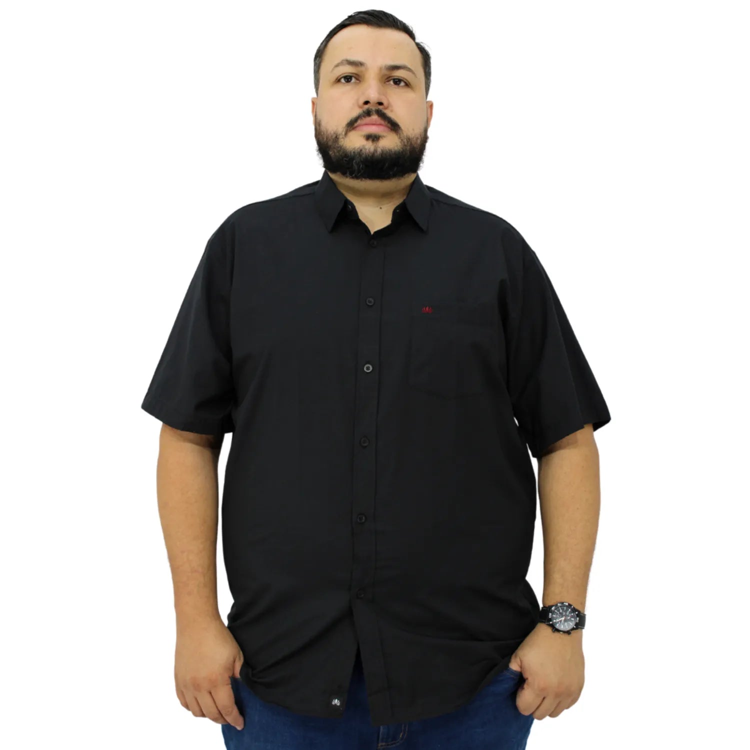 Camisa social masculina plus size de algodão, de manga curta e com bolso, na cor preta. Foto de modelo vestindo a camisa social da Absinto men.
