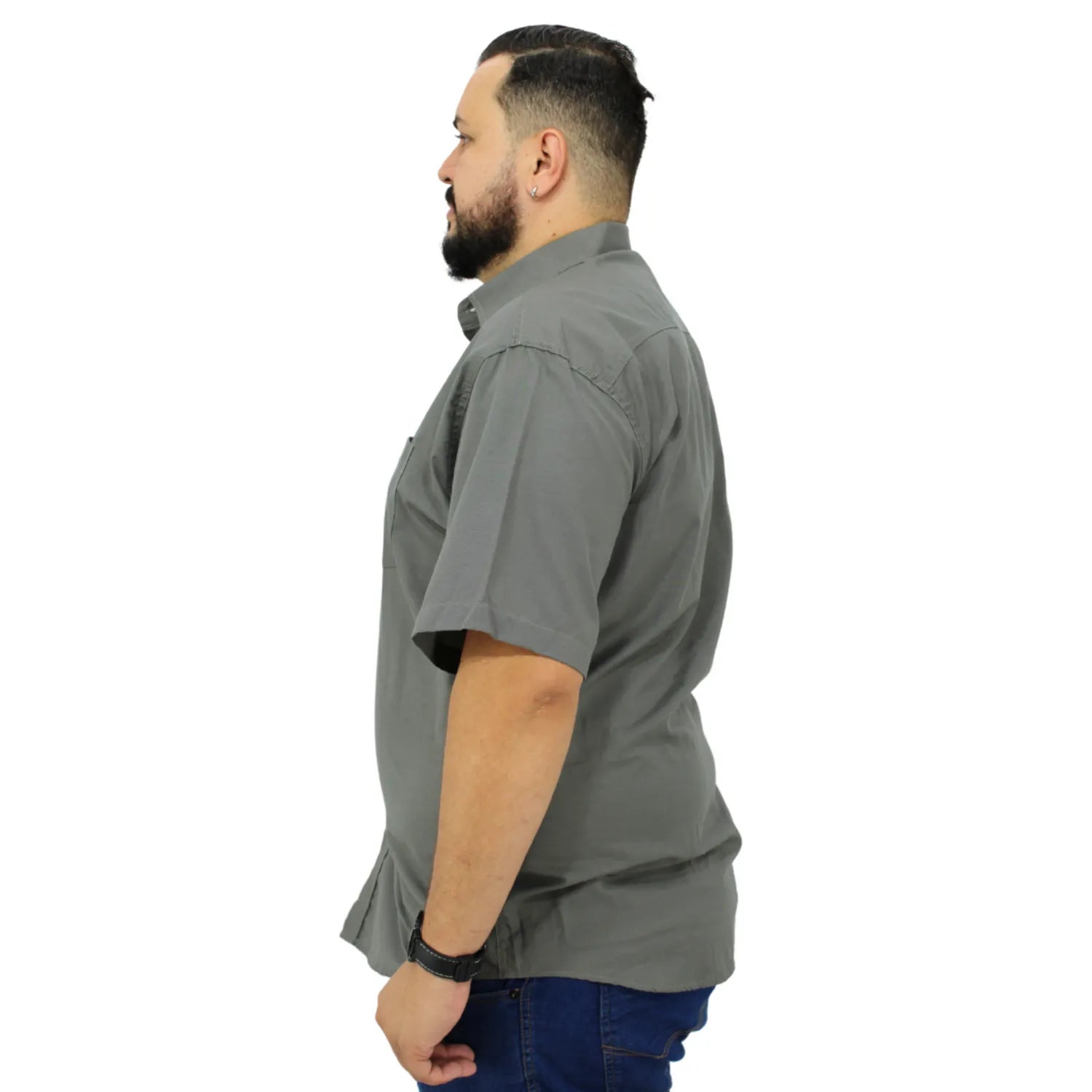 Camisa social masculina plus size de algodão, de manga curta e com bolso, na cor chumbo. Foto de modelo vestindo a camisa social da Absinto men.