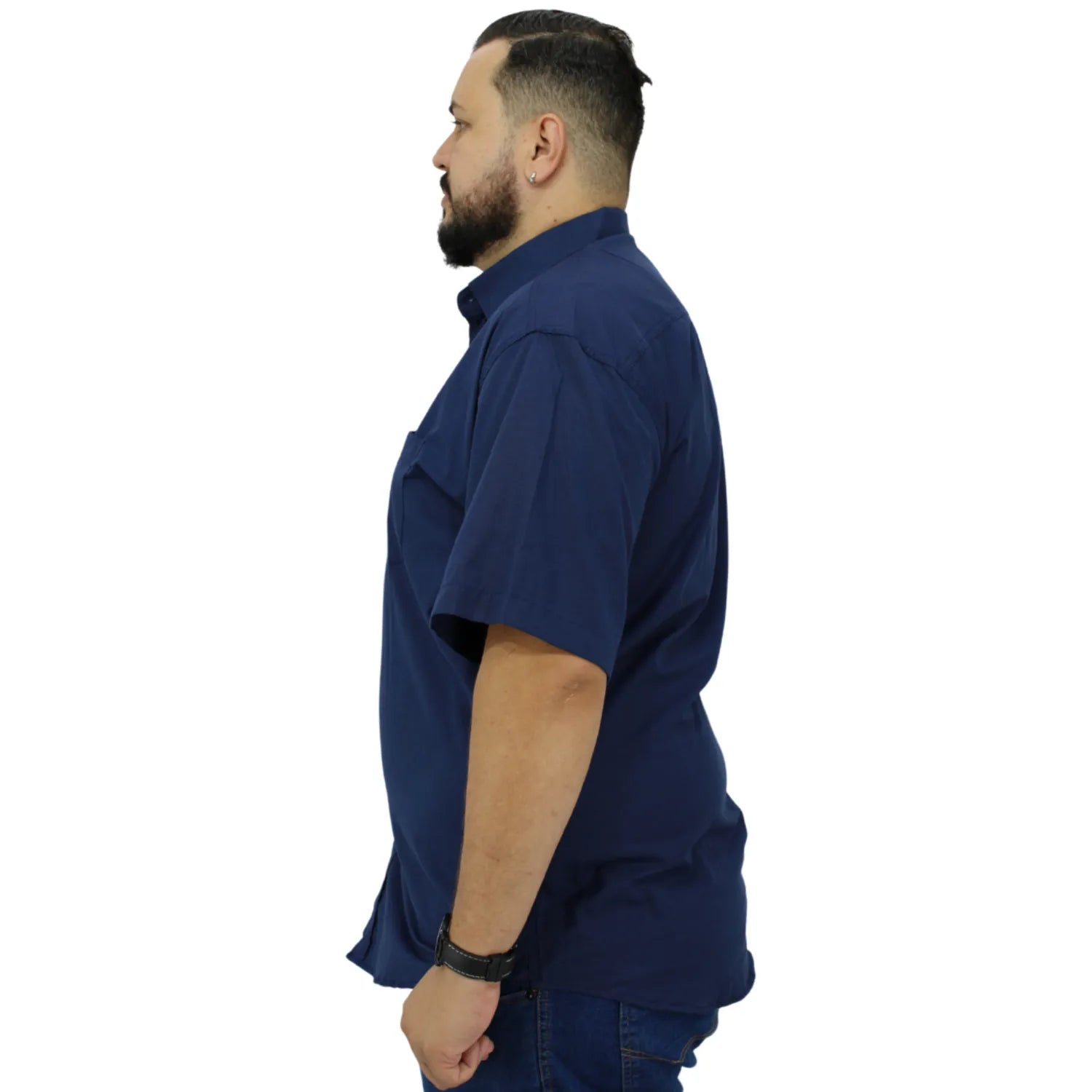 Camisa social masculina plus size de algodão, de manga curta e com bolso, na cor marinho. Foto de modelo vestindo a camisa social da Absinto men.