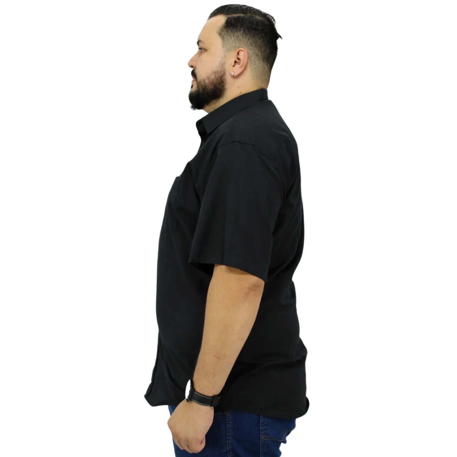 Camisa social masculina plus size de algodão, de manga curta e com bolso, na cor preta. Foto de modelo vestindo a camisa social da Absinto men.
