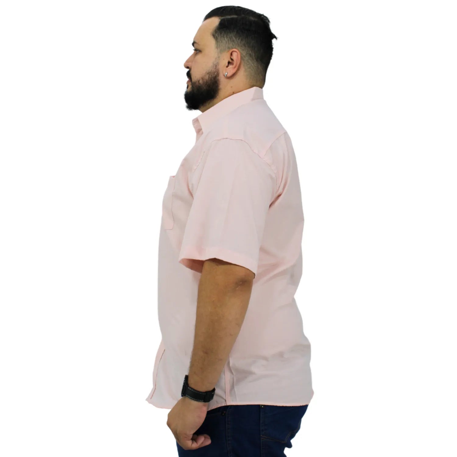 Camisa social masculina plus size de algodão, de manga curta e com bolso, na cor rosa. Foto de modelo vestindo a camisa social da Absinto men.