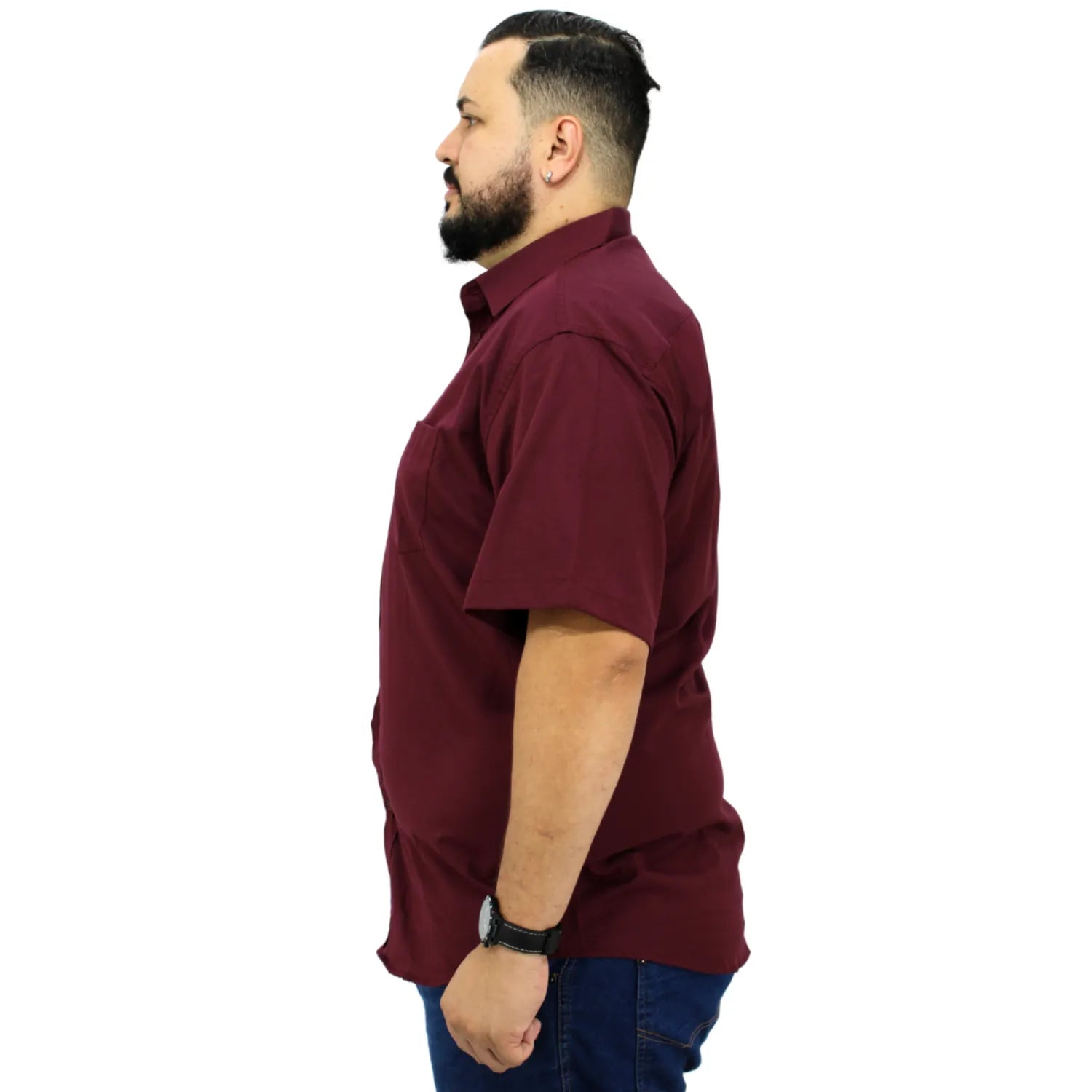 Camisa social masculina plus size de algodão, de manga curta e com bolso, na cor bordô. Foto de modelo vestindo a camisa social da Absinto men.