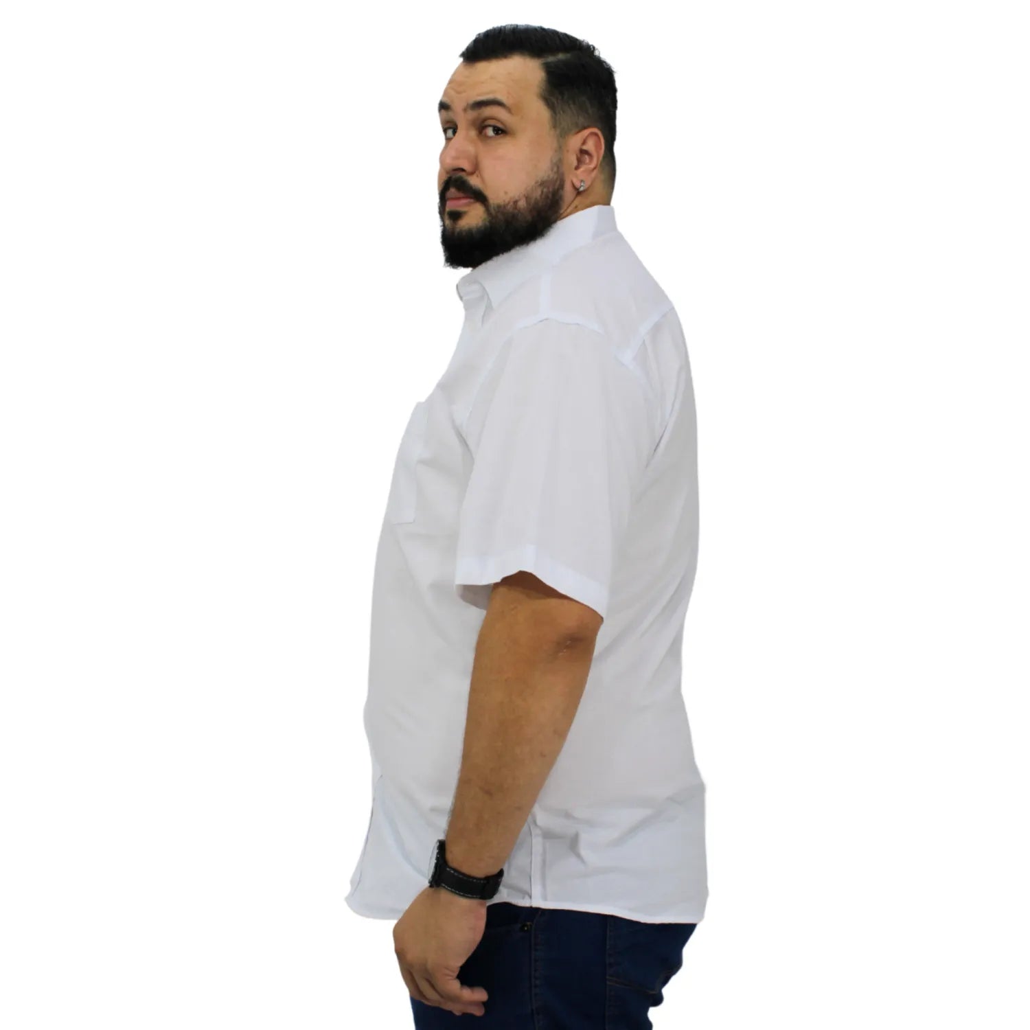 Camisa social masculina plus size de algodão, de manga curta e com bolso, na cor branca. Foto de modelo vestindo a camisa social da Absinto men.