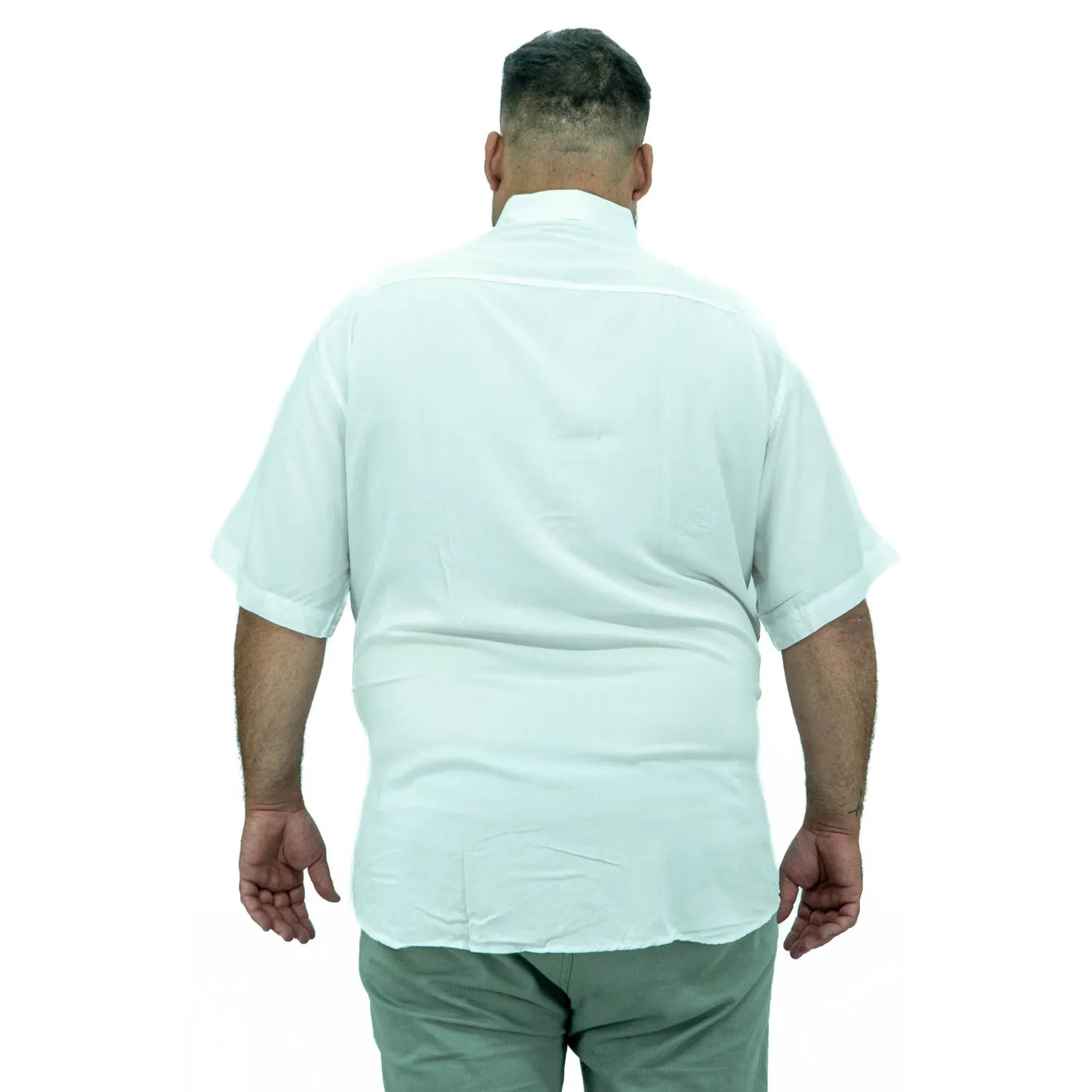 Foto de camisa social plus size de viscose, na cor branca da marca Absinto Men.