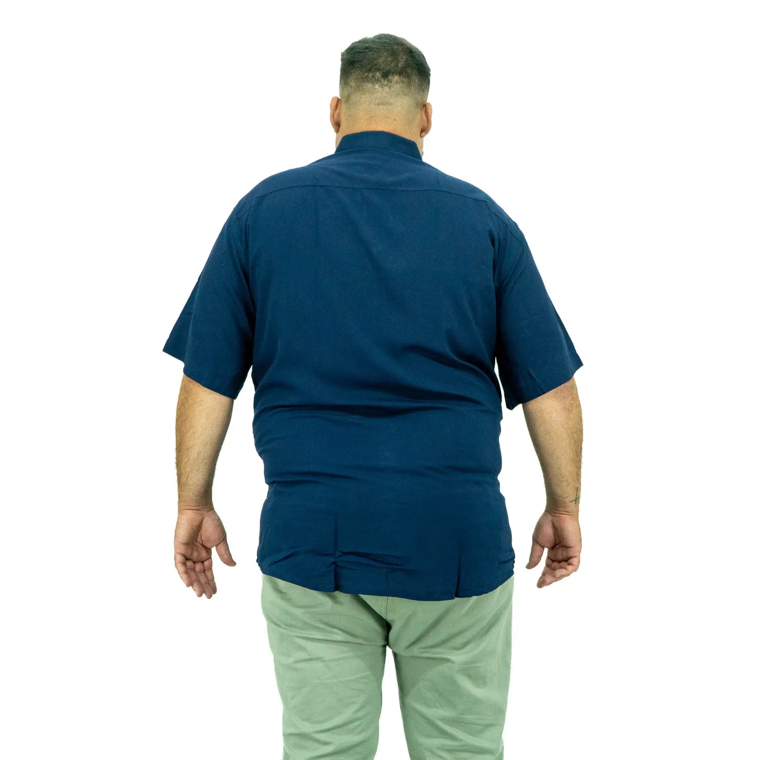 Foto de camisa social plus size de viscose, na cor marinho da marca Absinto Men.