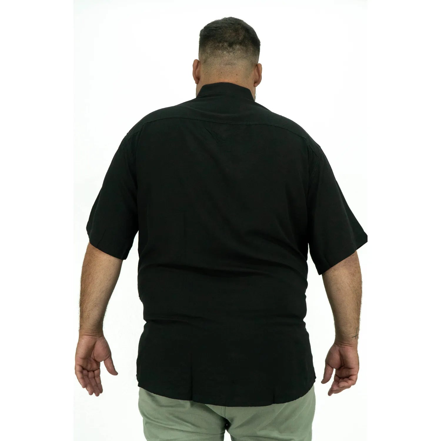 Foto de camisa social plus size de viscose, na cor preta da marca Absinto Men.
