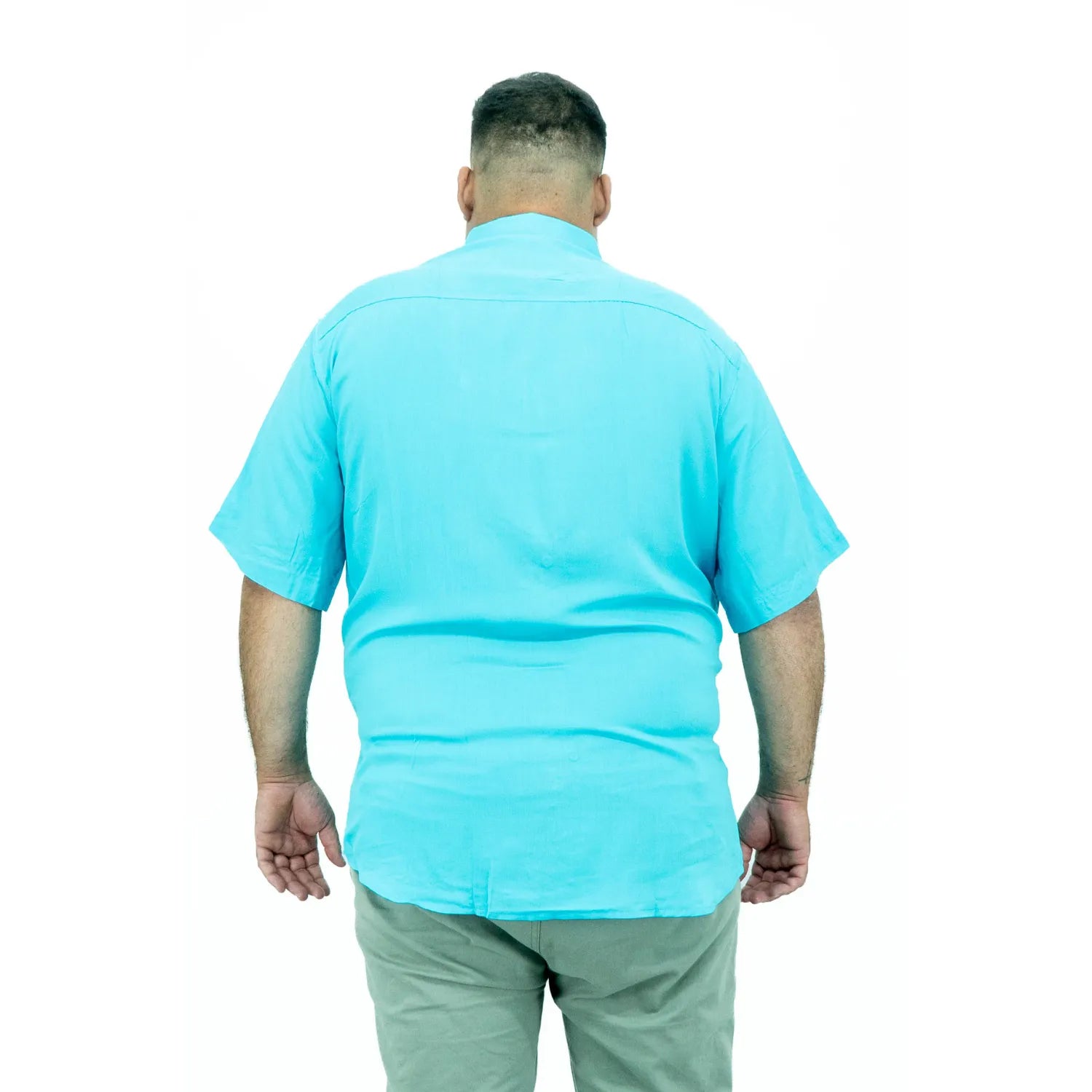 Foto de camisa social plus size de viscose, na cor verde água da marca Absinto Men.