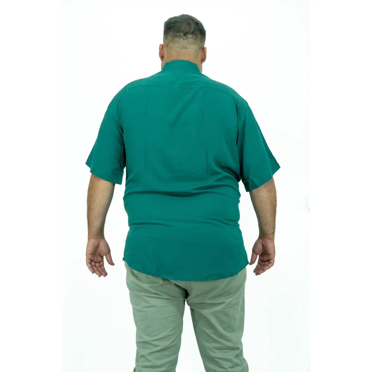 Foto de camisa social plus size de viscose, na cor verde da marca Absinto Men.