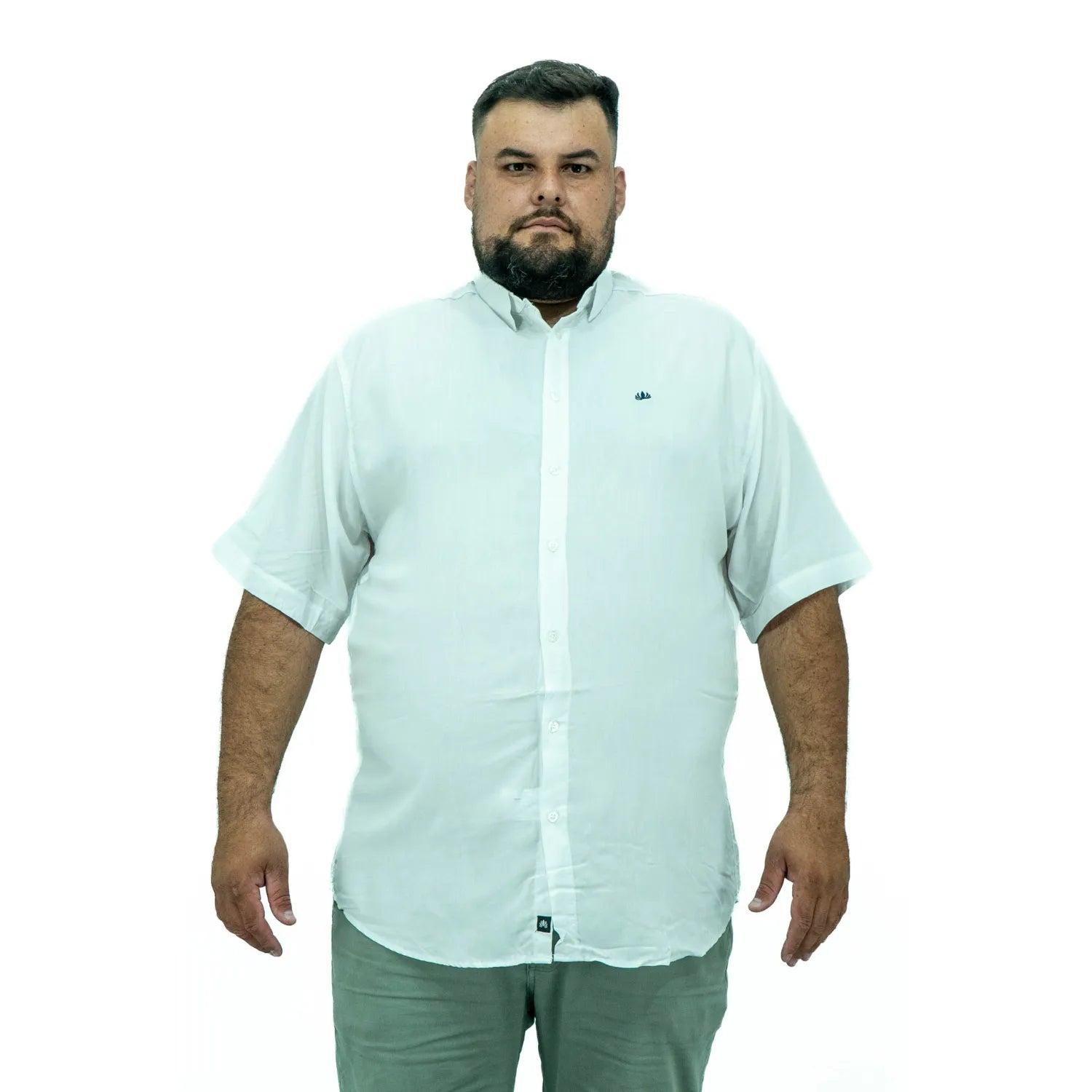 Foto de camisa social plus size de viscose, na cor branca da marca Absinto Men.