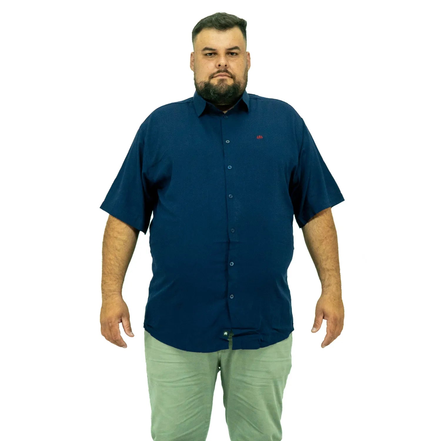 Foto de camisa social plus size de viscose, na cor marinho da marca Absinto Men.