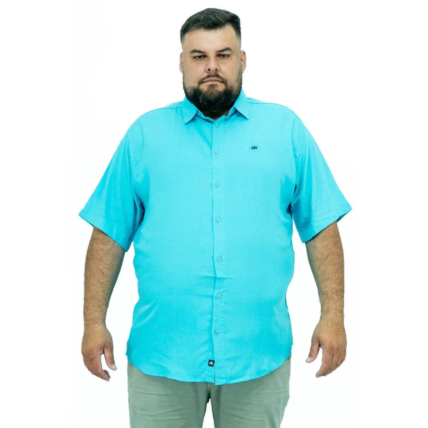Foto de camisa social plus size de viscose, na cor verde água da marca Absinto Men.