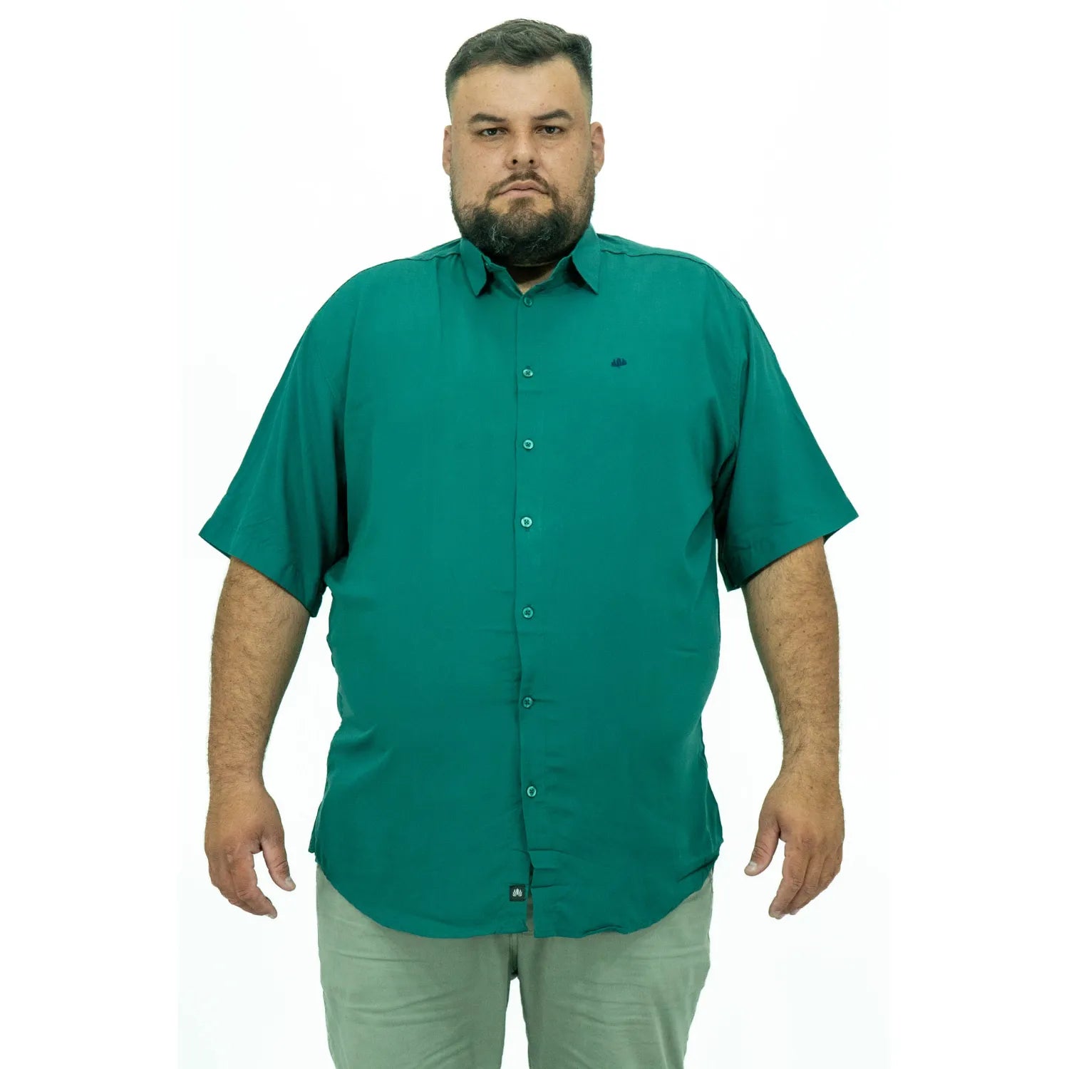 Foto de camisa social plus size de viscose, na cor verde da marca Absinto Men.