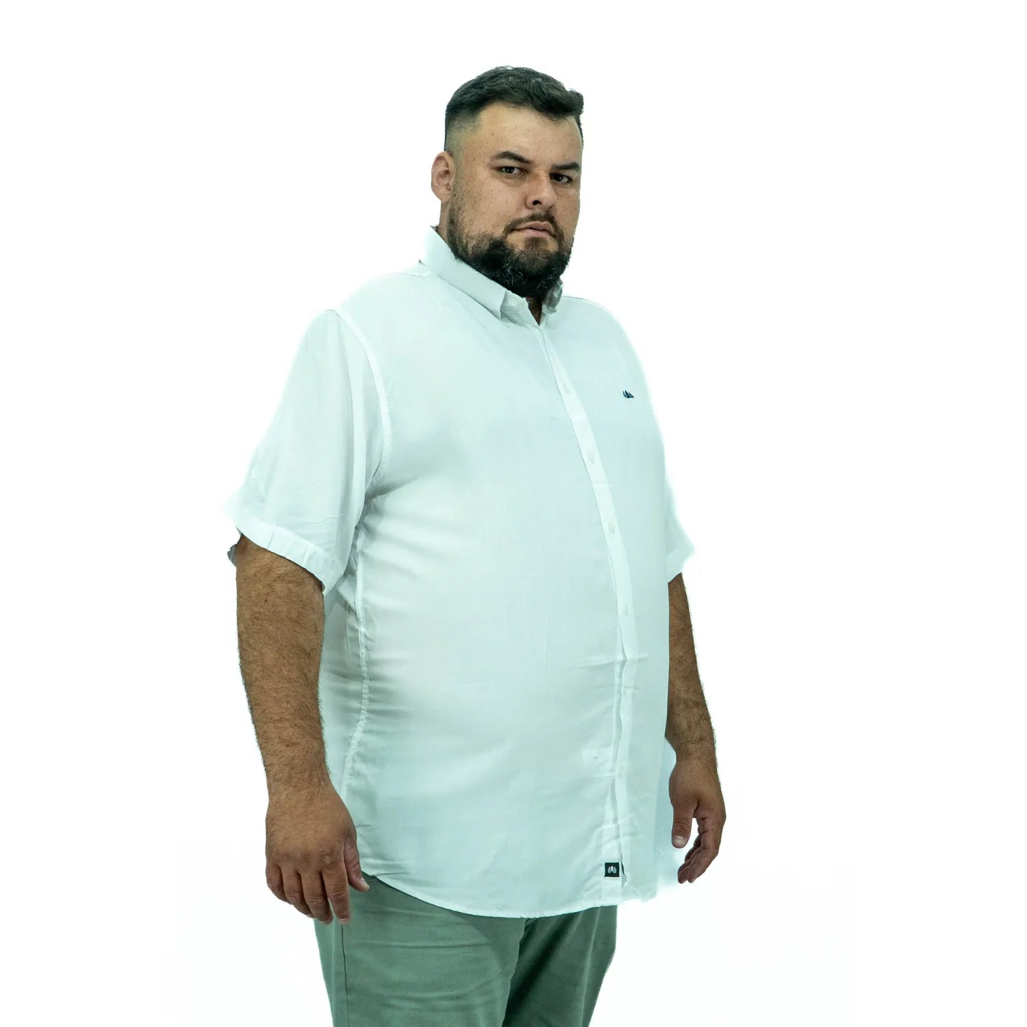 Foto de camisa social plus size de viscose, na cor branca da marca Absinto Men.