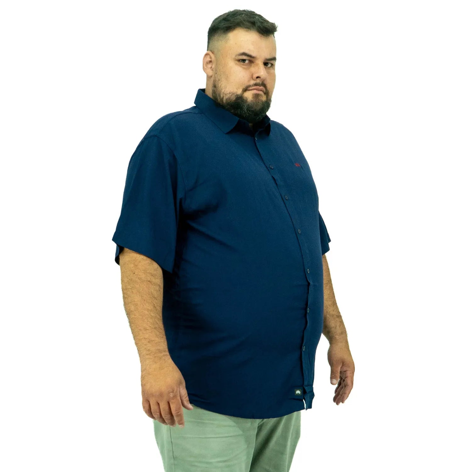 Foto de camisa social plus size de viscose, na cor marinho da marca Absinto Men.