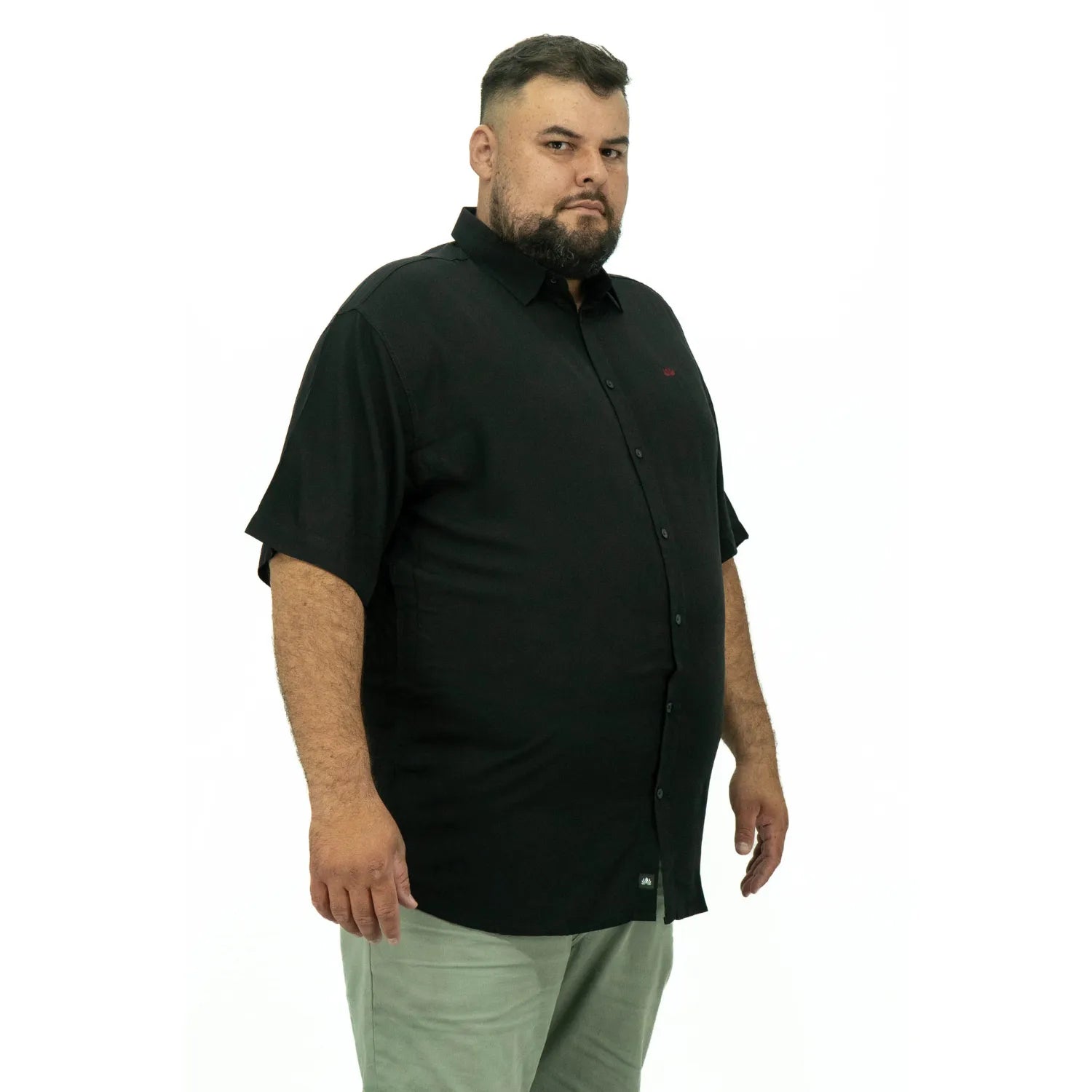 Foto de camisa social plus size de viscose, na cor preta da marca Absinto Men.