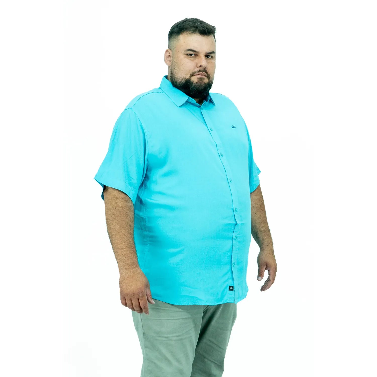 Foto de camisa social plus size de viscose, na cor verde água da marca Absinto Men.