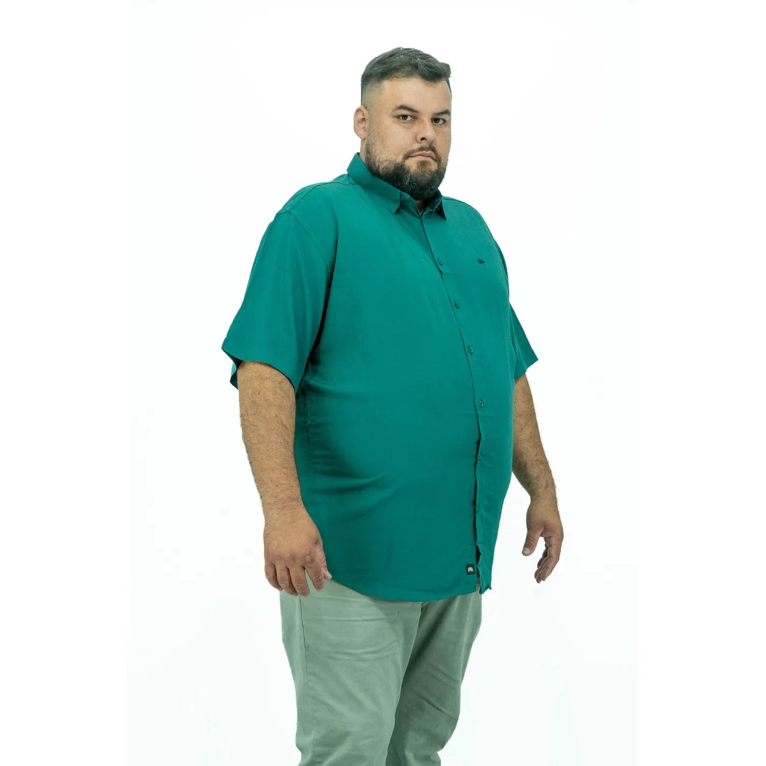 Foto de camisa social plus size de viscose, na cor verde da marca Absinto Men.