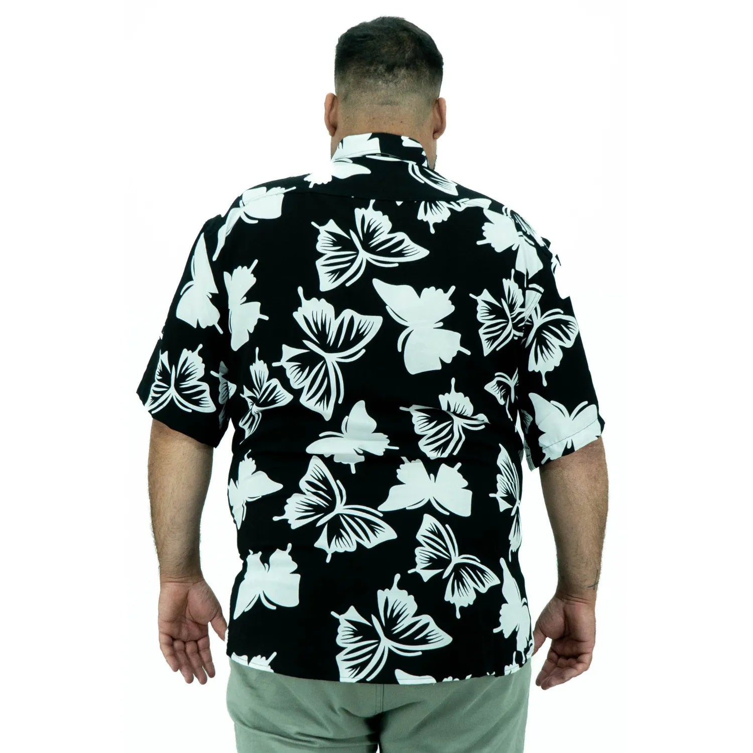 Modelo usando camisa social de viscose plus size de manga curta e com estampa de borboleta, na cor preta da Absinto Men.