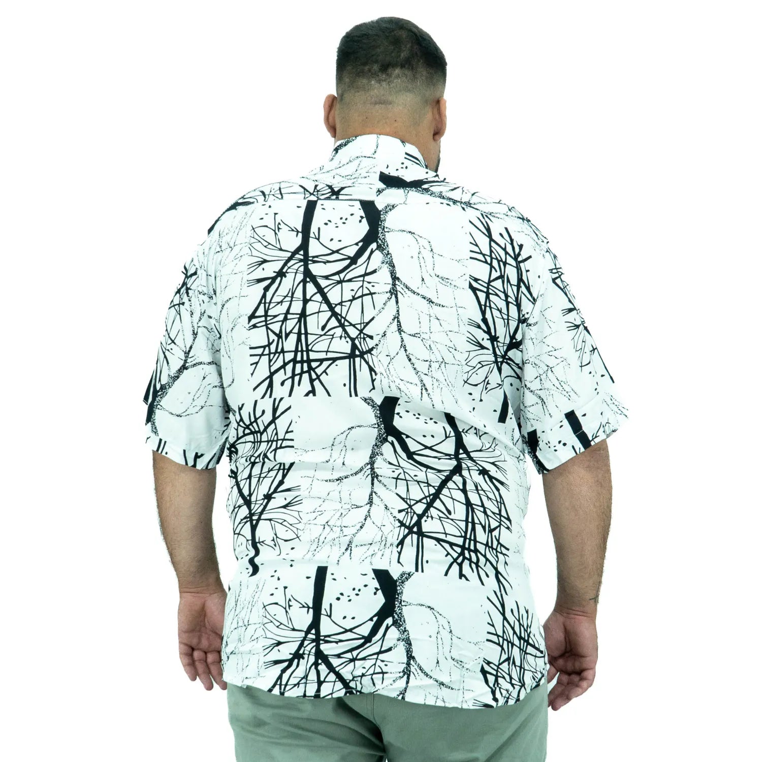 Modelo usando camisa social de viscose plus size de manga curta e com estampa de galhos na cor branca da Absinto Men.