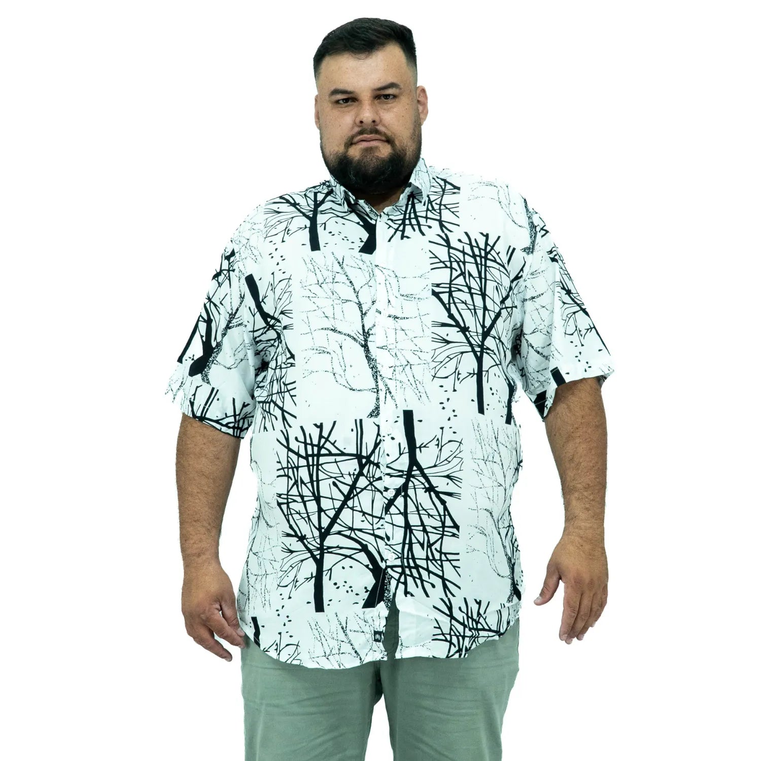 Modelo usando camisa social de viscose plus size de manga curta e com estampa de galhos na cor branca da Absinto Men.