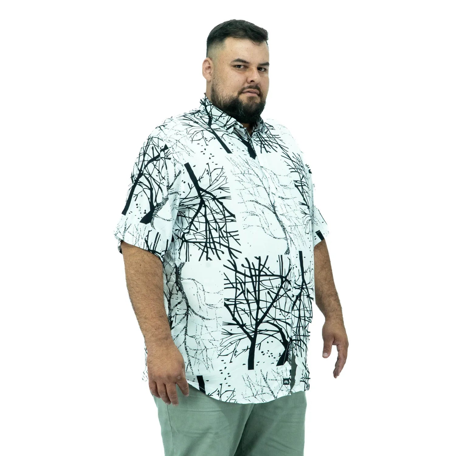 Modelo usando camisa social de viscose plus size de manga curta e com estampa de galhos na cor branca da Absinto Men.