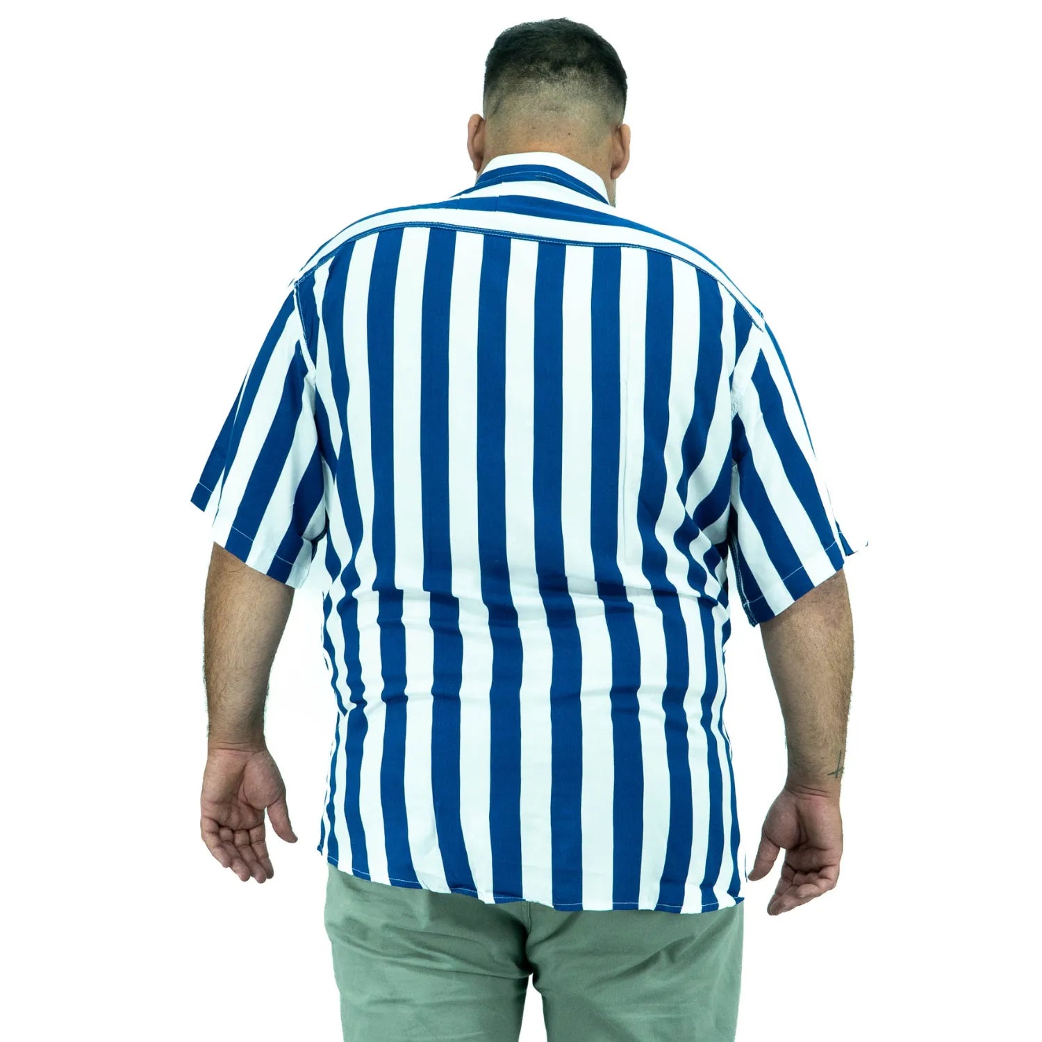 Foto de camisa social plus size de viscose, listrada, na cor azul da marca Absinto Men.
