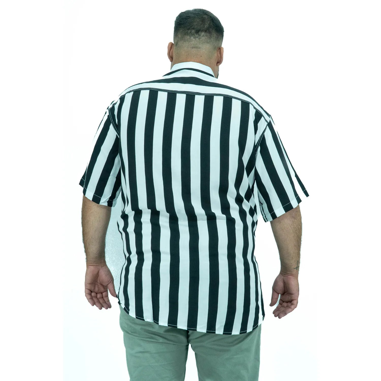 Foto de camisa social plus size de viscose, listrada, na cor preta da marca Absinto Men.