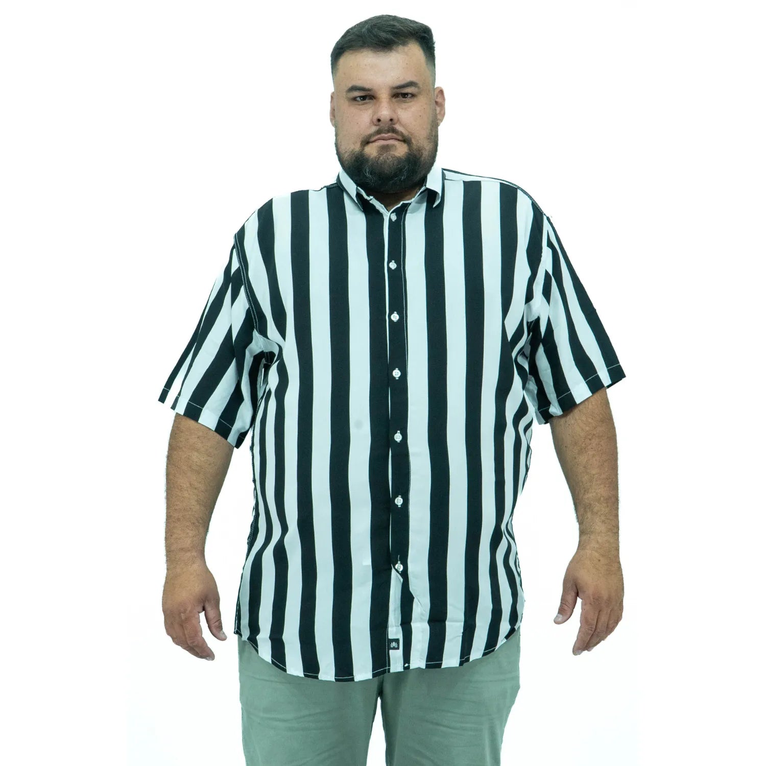 Foto de camisa social plus size de viscose, listrada, na cor preta da marca Absinto Men.